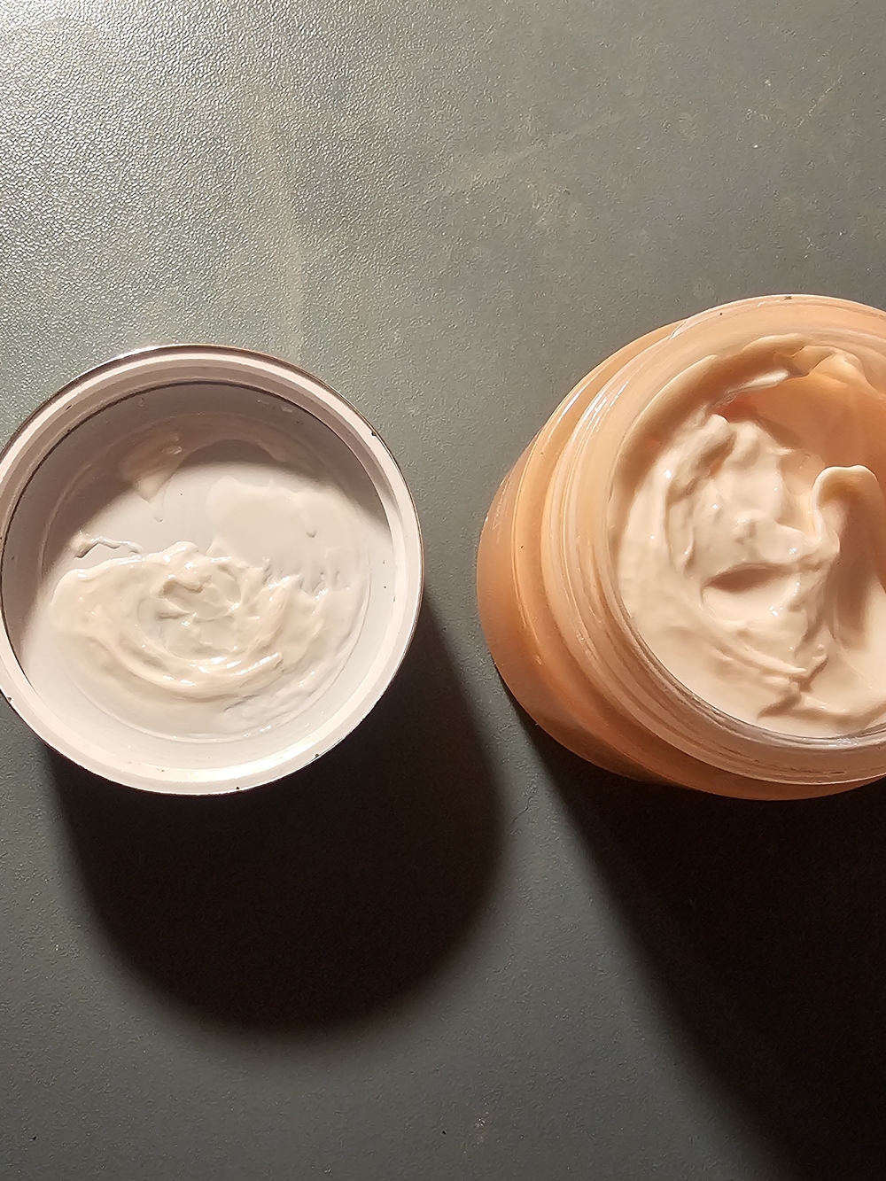 Clinique Moisture Surge Sheer Hydrator in Orange Jar with Silver Cap - Picture 2 of 2
